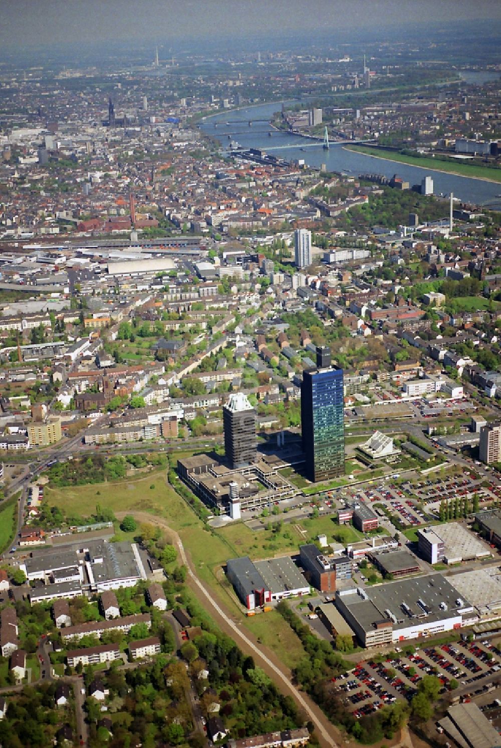 Köln aus der Vogelperspektive: Hochhaus- Ensemble der Mediengebäude des es Deutschlandfunk (DLF) und der Deutschen Welle im Bundesland Nordrhein-Westfalen (NRW)