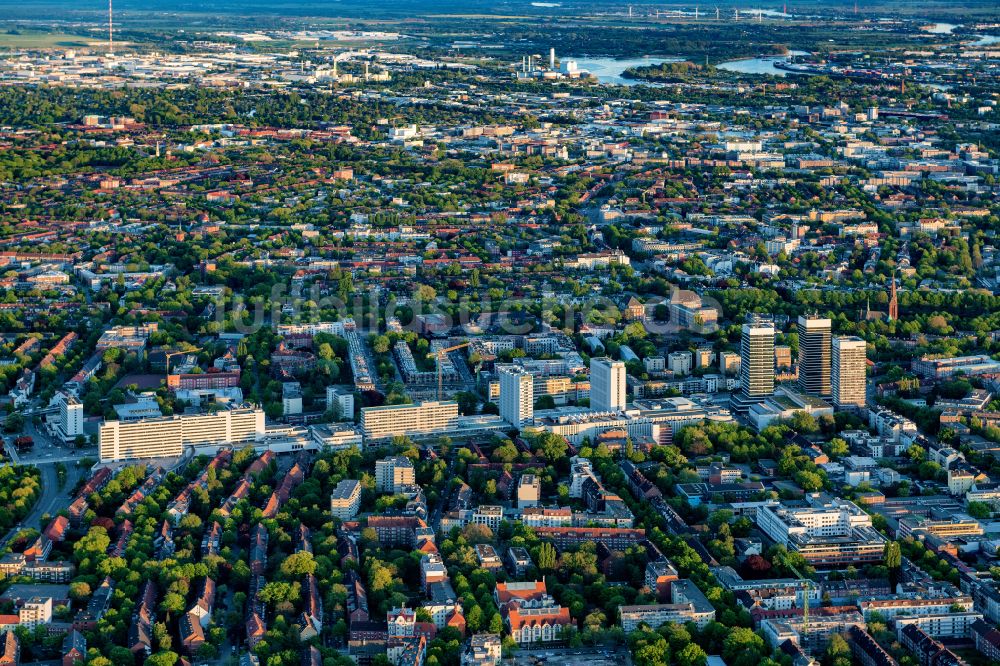 Luftaufnahme Hamburg - Hochhaus- Ensemble Mundsburg im Ortsteil Barmbek-Süd in Hamburg, Deutschland