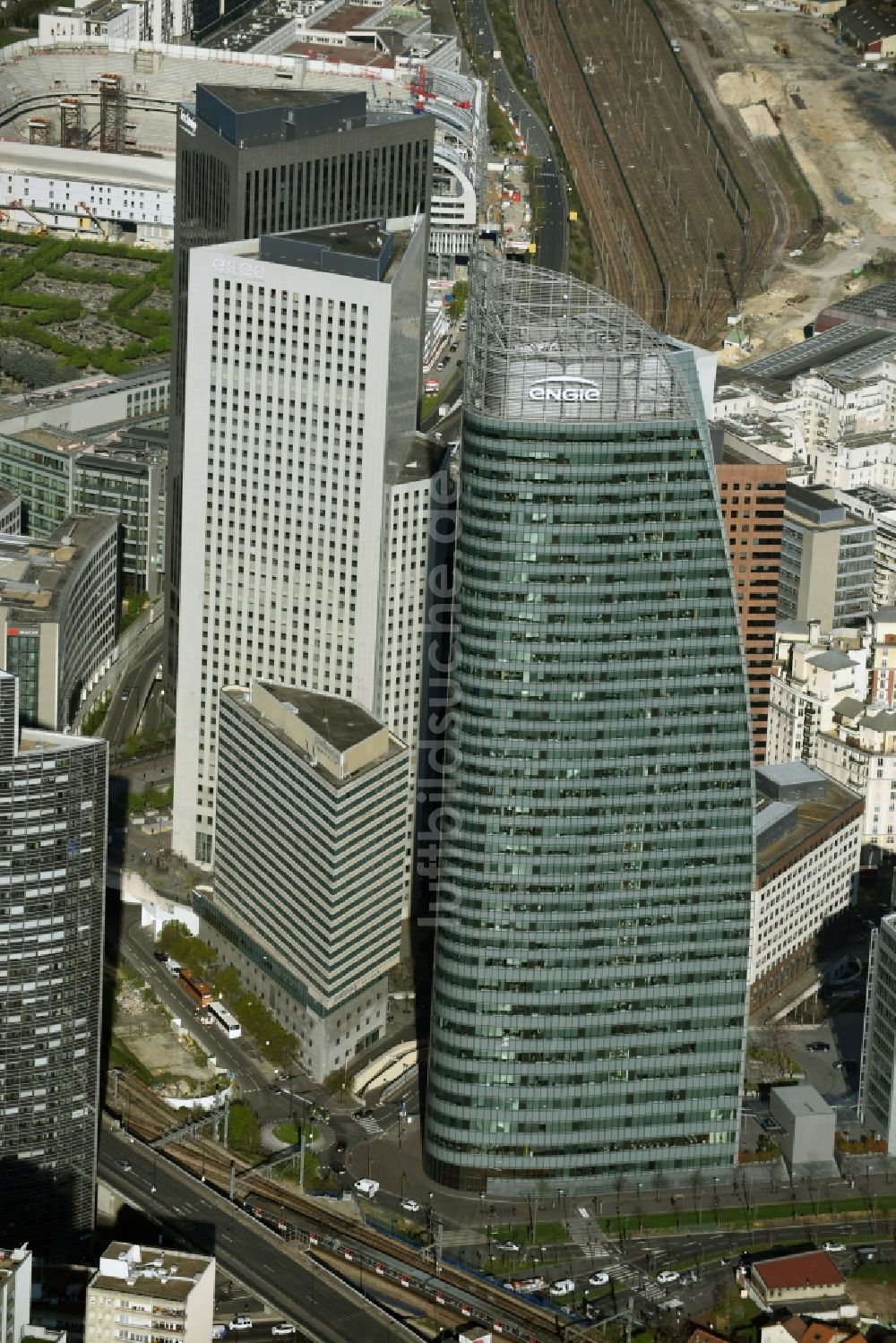 Paris aus der Vogelperspektive: Hochhaus- Ensemble im Norden des Hochhaus- und Geschäfts- Viertels La Defense in Paris in Ile-de-France, Frankreich