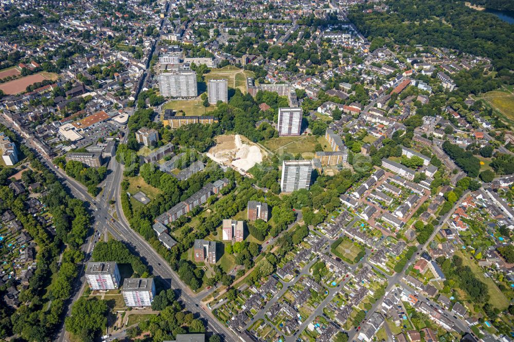 Duisburg aus der Vogelperspektive: Hochhaus- Ensemble an der Ottostraße in Duisburg im Bundesland Nordrhein-Westfalen, Deutschland