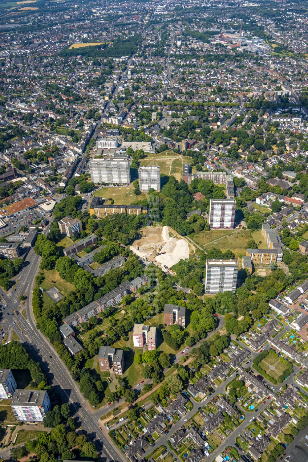 Duisburg von oben - Hochhaus- Ensemble an der Ottostraße in Duisburg im Bundesland Nordrhein-Westfalen, Deutschland