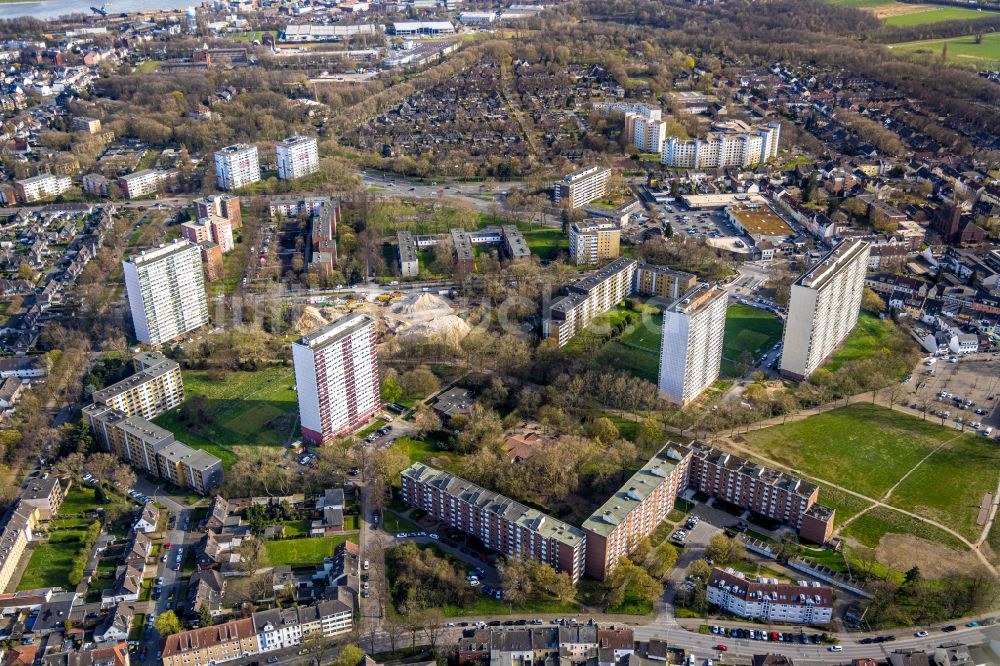 Duisburg aus der Vogelperspektive: Hochhaus- Ensemble an der Ottostraße in Duisburg im Bundesland Nordrhein-Westfalen, Deutschland