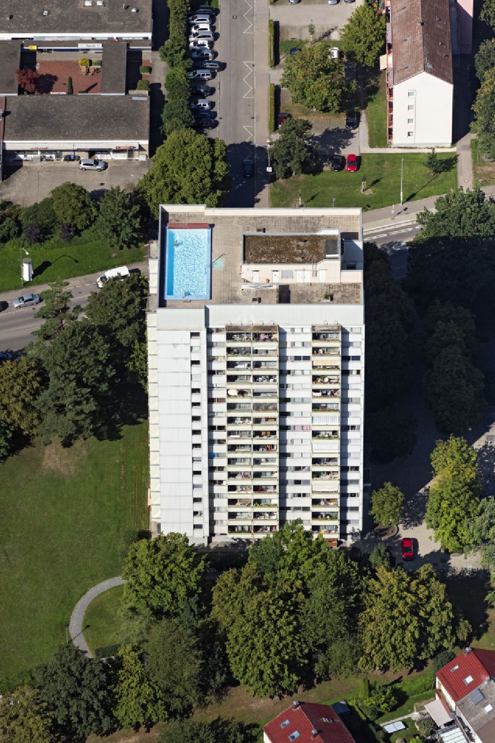 Luftaufnahme Neu-Ulm - Hochhaus- Ensemble mit Pool auf dem Dach in Neu-Ulm im Bundesland Bayern, Deutschland