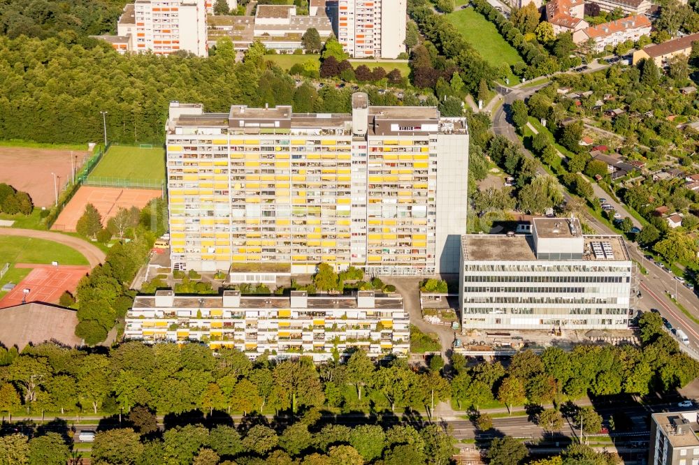 Luftaufnahme Karlsruhe - Hochhaus- Ensemble der Am Rüppurrer Schloß im Ortsteil Weiherfeld - Dammerstock in Karlsruhe im Bundesland Baden-Württemberg, Deutschland