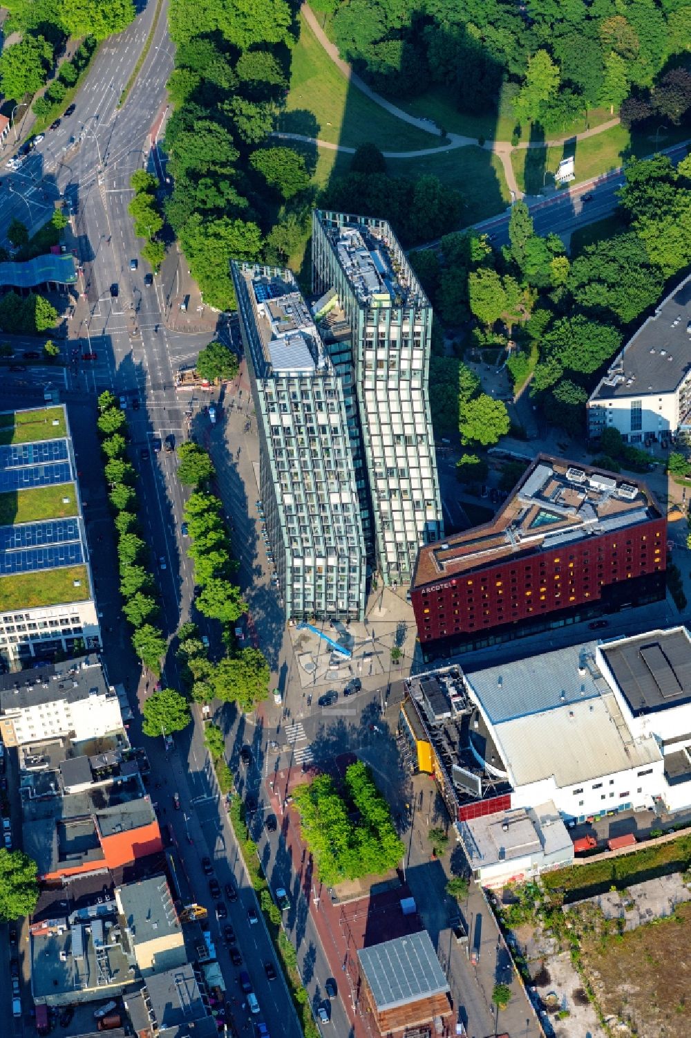 Hamburg aus der Vogelperspektive: Hochhaus- Ensemble Tanzende Türme in Hamburg, Deutschland