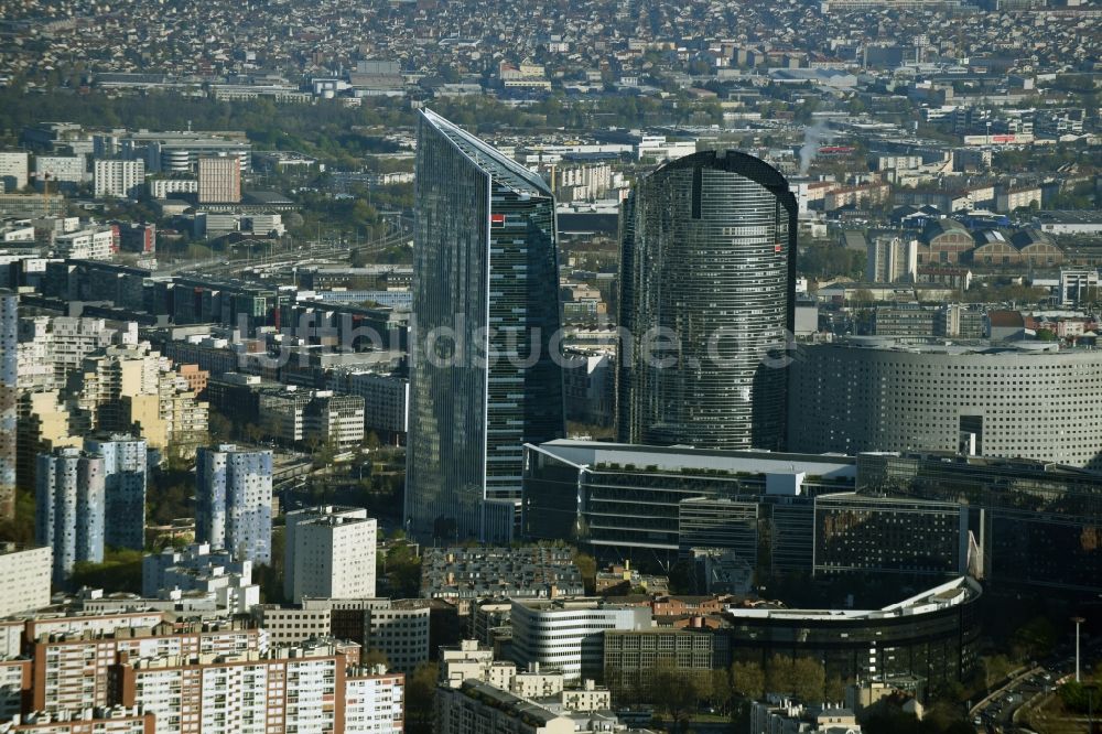 Paris von oben - Hochhaus- Ensemble Tours Societe generale im Hochhaus- und Geschäfts- Viertel La Defense in Paris in Ile-de-France, Frankreich