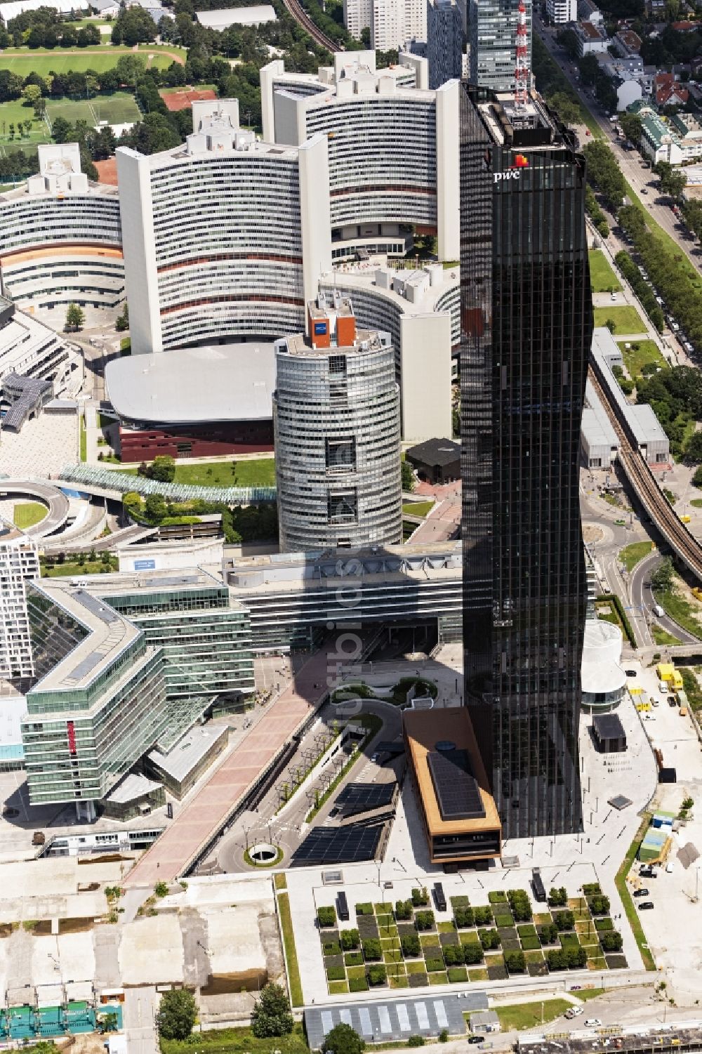 Luftaufnahme Wien - Hochhaus- Ensemble mit dem DC Tower von dem Architekten Dominique Perrault und das Internationale Zentrum im 1996 neu errichteten Stadtteil Donaustadt in Wien in Österreich