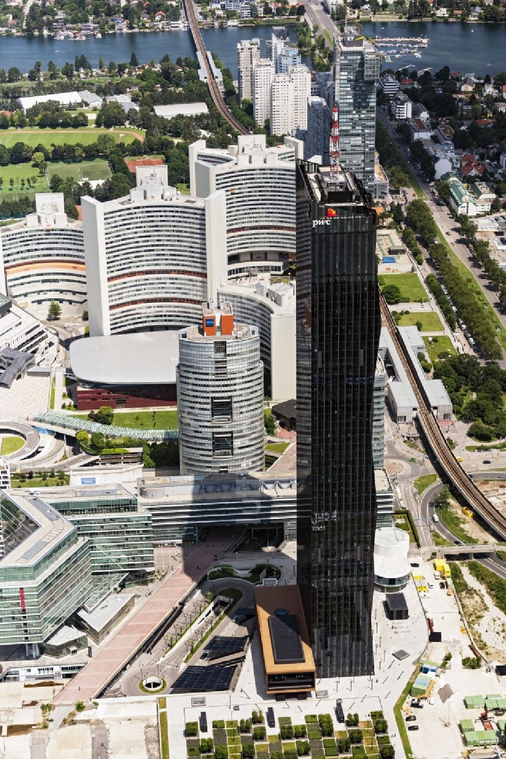 Wien von oben - Hochhaus- Ensemble mit dem DC Tower von dem Architekten Dominique Perrault und das Internationale Zentrum im 1996 neu errichteten Stadtteil Donaustadt in Wien in Österreich