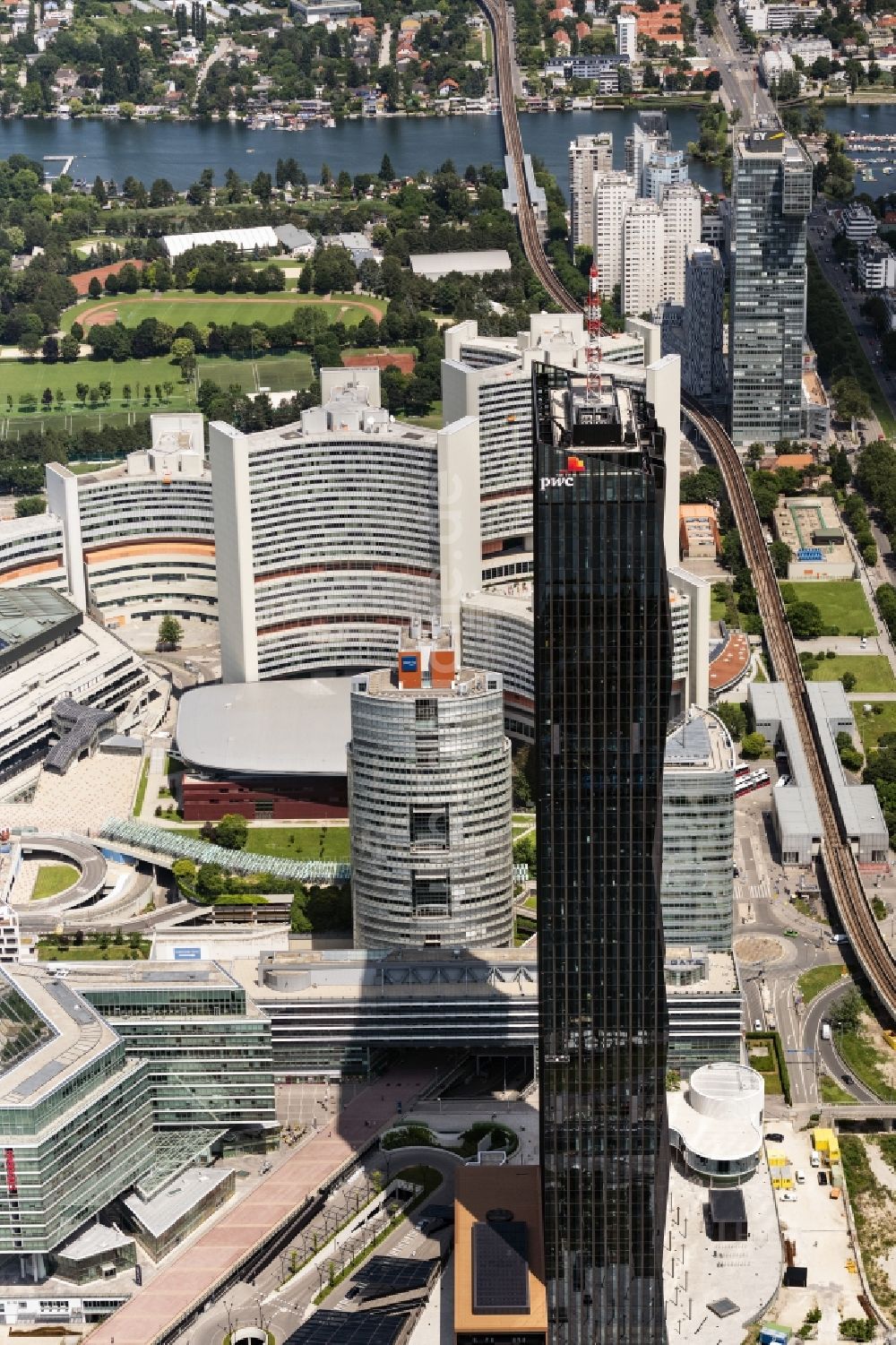 Wien aus der Vogelperspektive: Hochhaus- Ensemble mit dem DC Tower von dem Architekten Dominique Perrault und das Internationale Zentrum im 1996 neu errichteten Stadtteil Donaustadt in Wien in Österreich