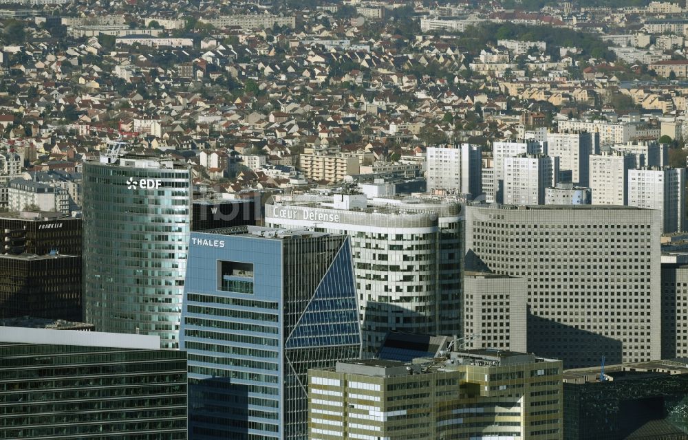 Paris von oben - Hochhaus- Ensemble der Unternehmen FRAMKLIN , eDF, Thales, Coer Defense in der Bürostadt La Défense in Paris in Ile-de-France, Frankreich