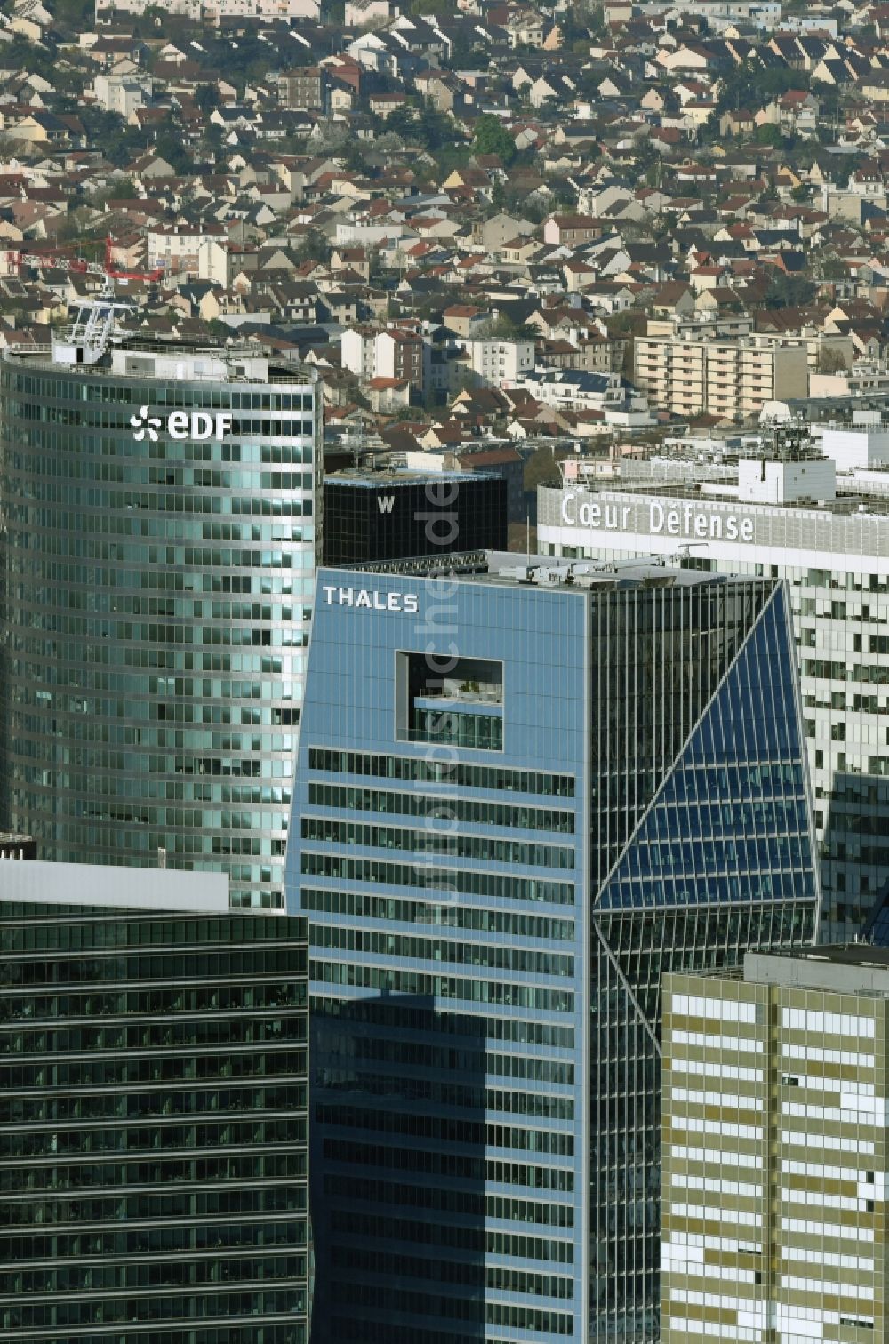 Paris aus der Vogelperspektive: Hochhaus- Ensemble der Unternehmen FRAMKLIN , eDF, Thales, Coer Defense in der Bürostadt La Défense in Paris in Ile-de-France, Frankreich