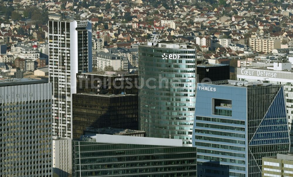 Luftaufnahme Paris - Hochhaus- Ensemble der Unternehmen FRAMKLIN , eDF, Thales, Coer Defense in der Bürostadt La Défense in Paris in Ile-de-France, Frankreich