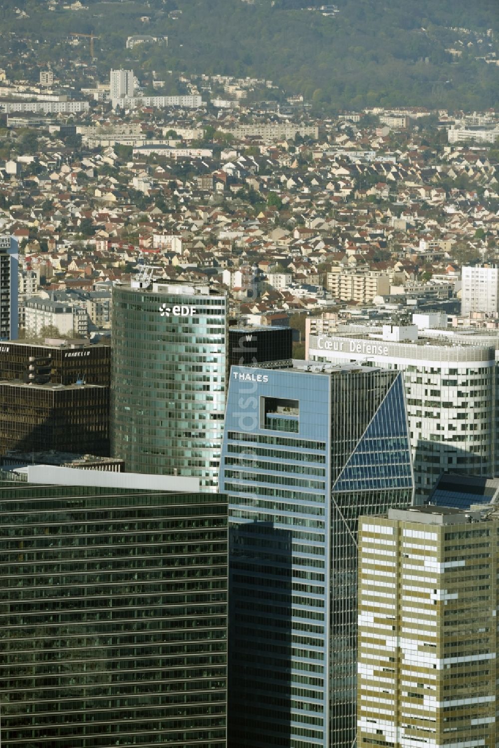 Paris von oben - Hochhaus- Ensemble der Unternehmen FRAMKLIN , eDF, Thales, Coer Defense in der Bürostadt La Défense in Paris in Ile-de-France, Frankreich