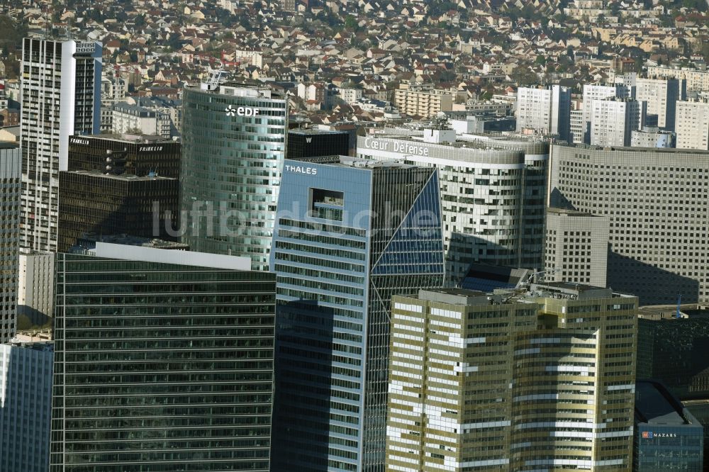 Paris aus der Vogelperspektive: Hochhaus- Ensemble der Unternehmen FRAMKLIN , eDF, Thales, Coer Defense in der Bürostadt La Défense in Paris in Ile-de-France, Frankreich