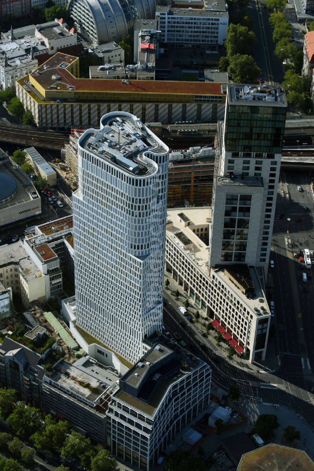 Berlin aus der Vogelperspektive: Hochhaus- Ensemble der Zoofenster und Neubau Upper West an der Joachimsthaler Straße - Hardenbergstraße im Ortsteil Bezirk Charlottenburg in Berlin, Deutschland