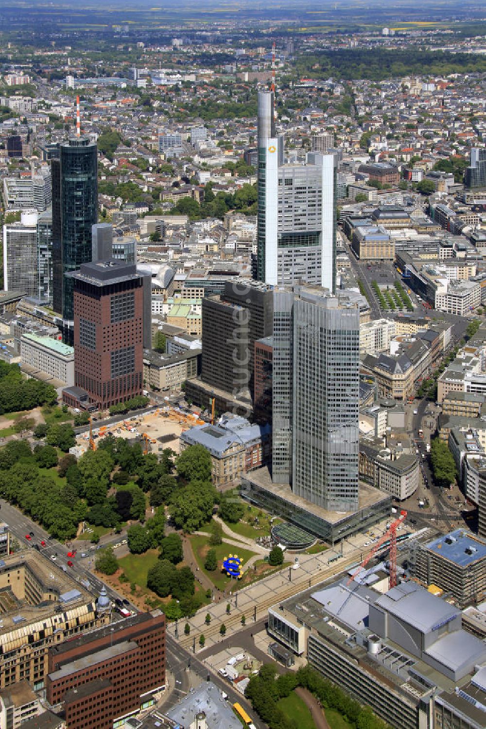 Frankfurt am Main aus der Vogelperspektive: Hochhaus des Eurotower der EZB ( Europäische Zentralbank ) in der Kaiserstraße in Frankfurt am Main