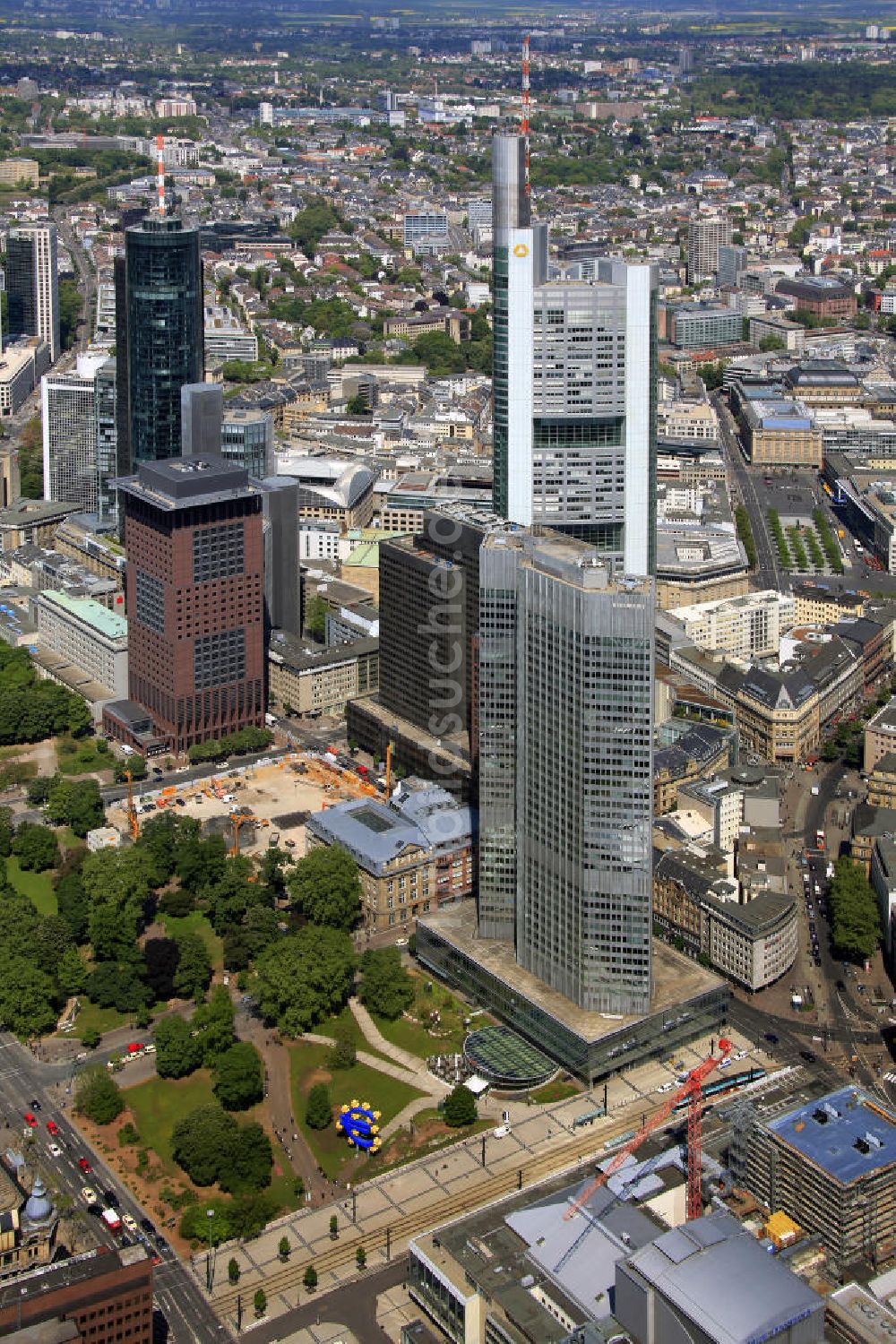 Frankfurt am Main von oben - Hochhaus des Eurotower der EZB ( Europäische Zentralbank ) in der Kaiserstraße in Frankfurt am Main