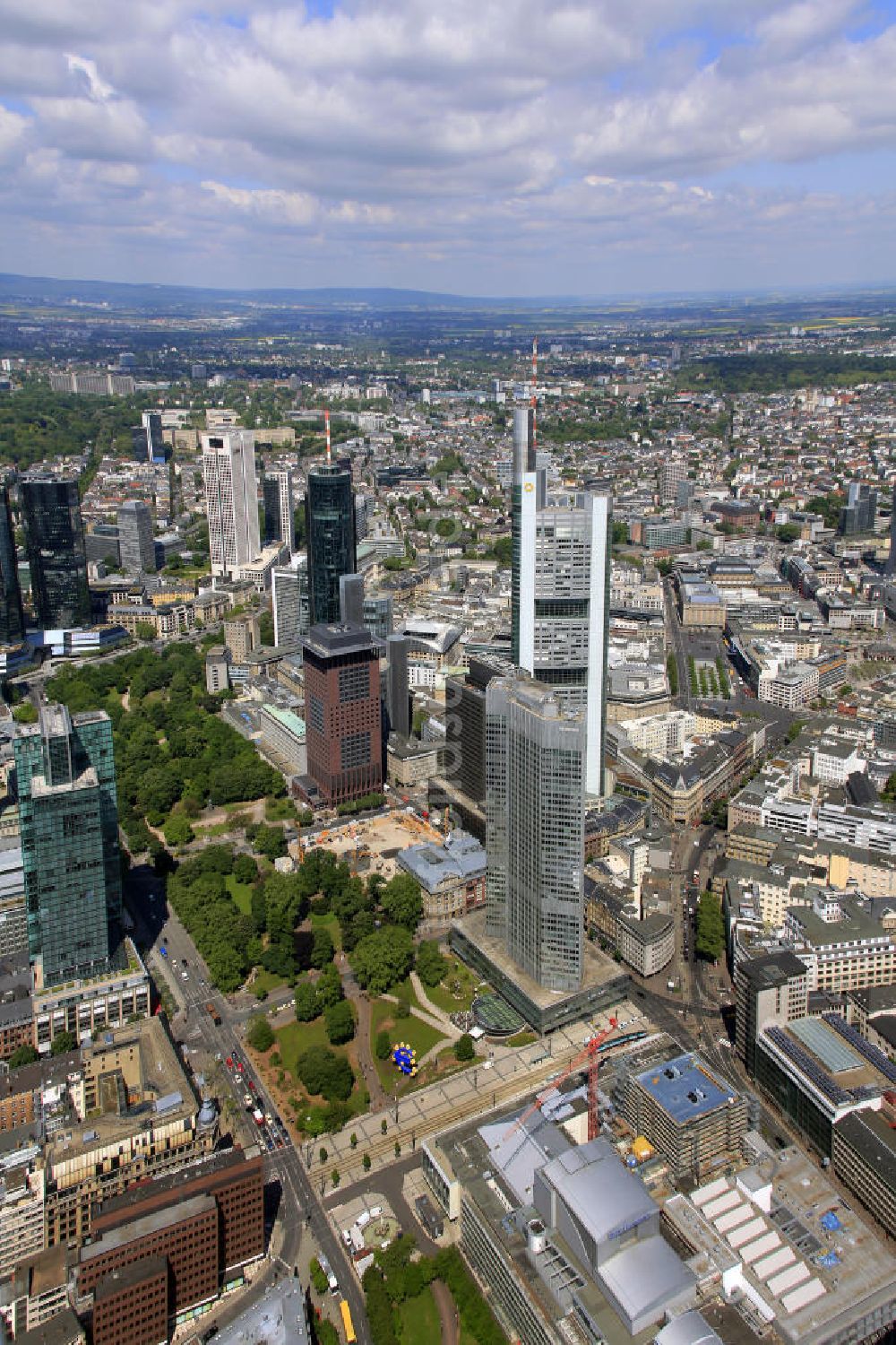 Frankfurt am Main aus der Vogelperspektive: Hochhaus des Eurotower der EZB ( Europäische Zentralbank ) in der Kaiserstraße in Frankfurt am Main