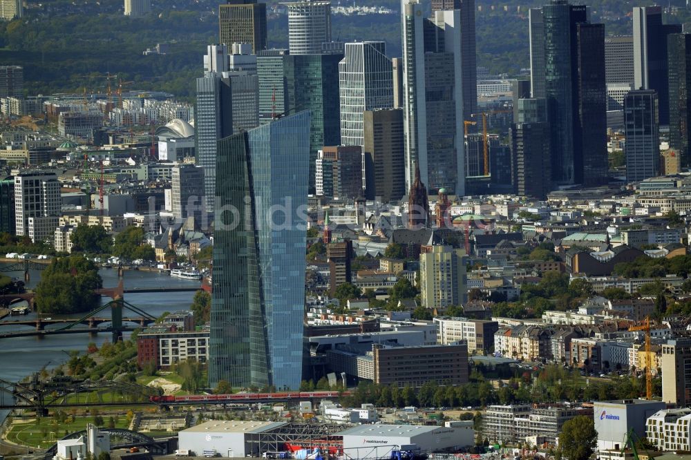 Frankfurt am Main aus der Vogelperspektive: Hochhaus des Finanzdienstleistungs- Unternehmens EZB Europäische Zentralbank in Frankfurt am Main im Bundesland Hessen, Deutschland