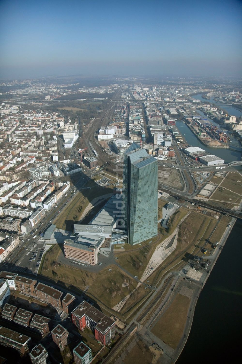 Frankfurt am Main aus der Vogelperspektive: Hochhaus des Finanzdienstleistungs- Unternehmens EZB Europäische Zentralbank in Frankfurt am Main im Bundesland Hessen, Deutschland