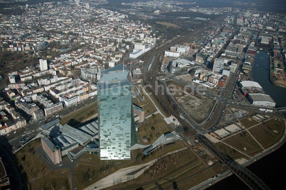 Frankfurt am Main aus der Vogelperspektive: Hochhaus des Finanzdienstleistungs- Unternehmens EZB Europäische Zentralbank in Frankfurt am Main im Bundesland Hessen, Deutschland