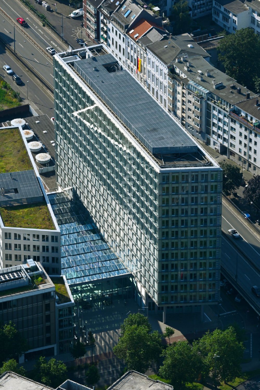 Düsseldorf von oben - Hochhaus des Finanzdienstleistungs- Unternehmens NRW.BANK in Düsseldorf im Bundesland Nordrhein-Westfalen, Deutschland