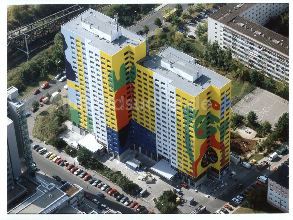 Luftbild Berlin - Hochhaus- Gebaude im Wohngebiet Gustavo- Haus in Berlin, Deutschland