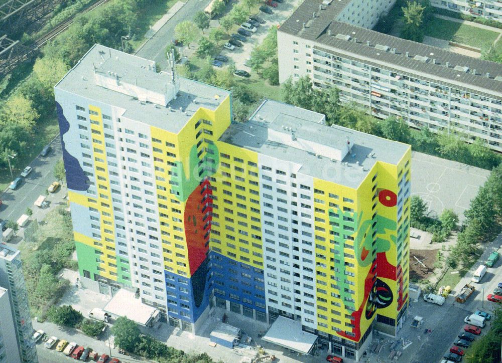 Luftaufnahme Berlin - Hochhaus- Gebaude im Wohngebiet Gustavo- Haus in Berlin, Deutschland