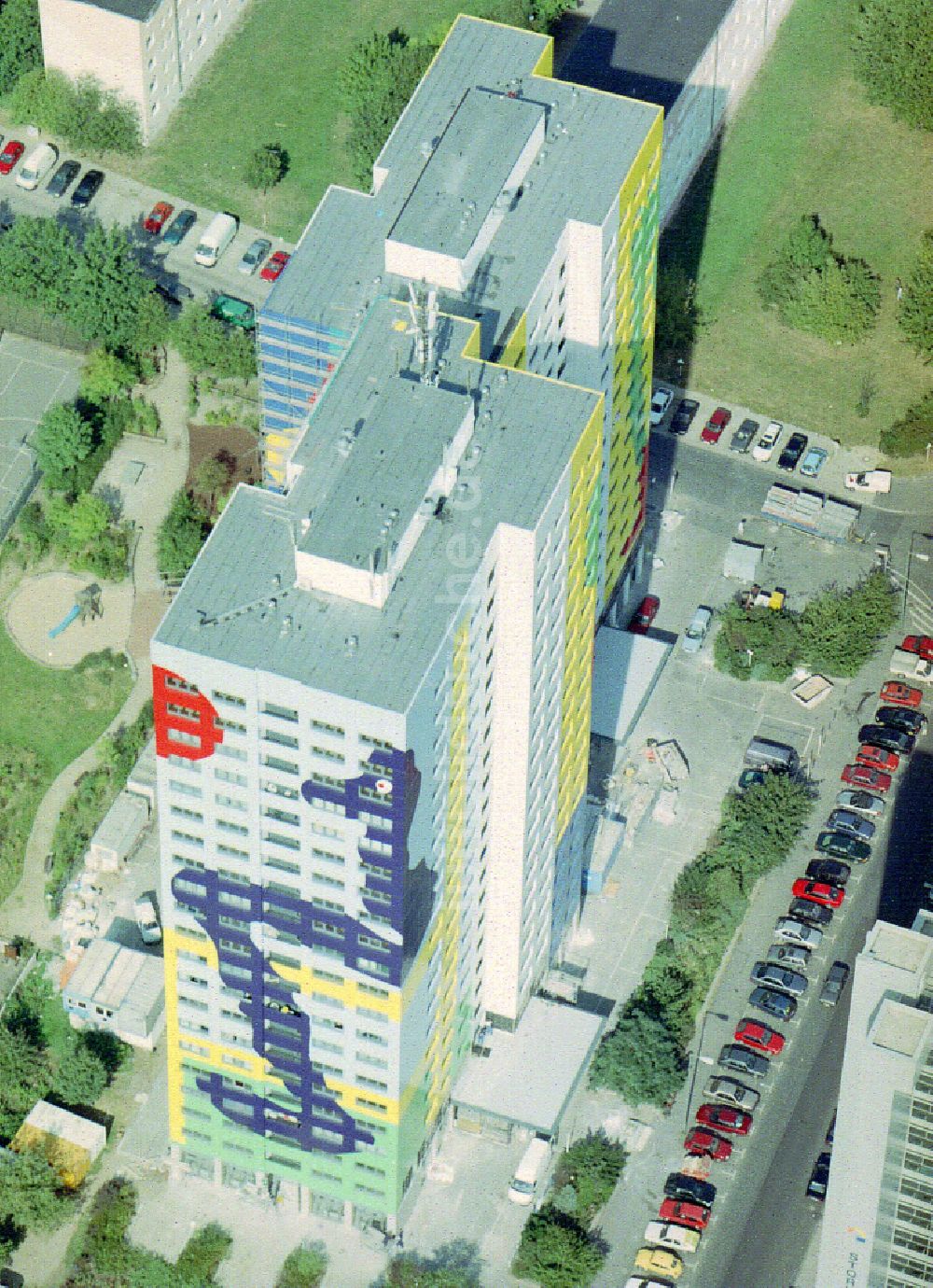 Berlin von oben - Hochhaus- Gebaude im Wohngebiet Gustavo- Haus in Berlin, Deutschland