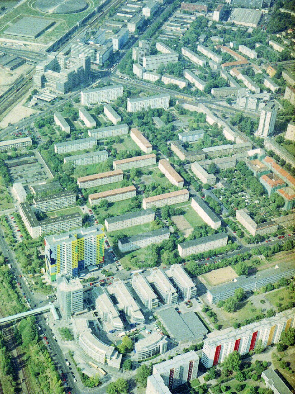Luftbild Berlin - Hochhaus- Gebaude im Wohngebiet Gustavo- Haus in Berlin, Deutschland