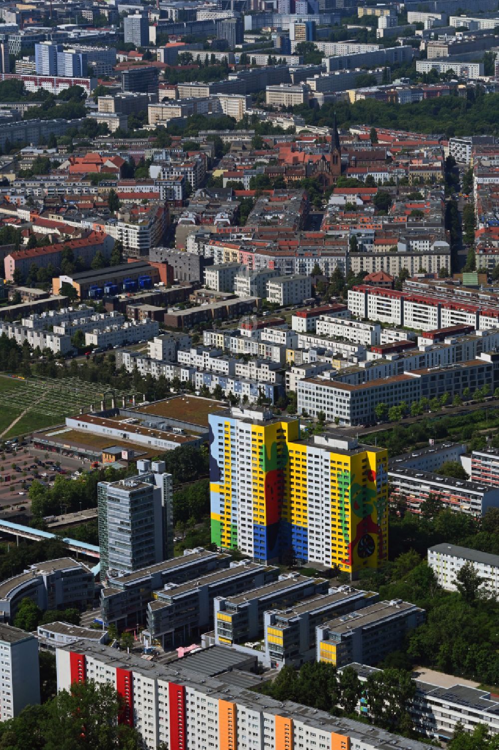 Berlin von oben - Hochhaus- Gebaude im Wohngebiet Gustavo- Haus in Berlin, Deutschland