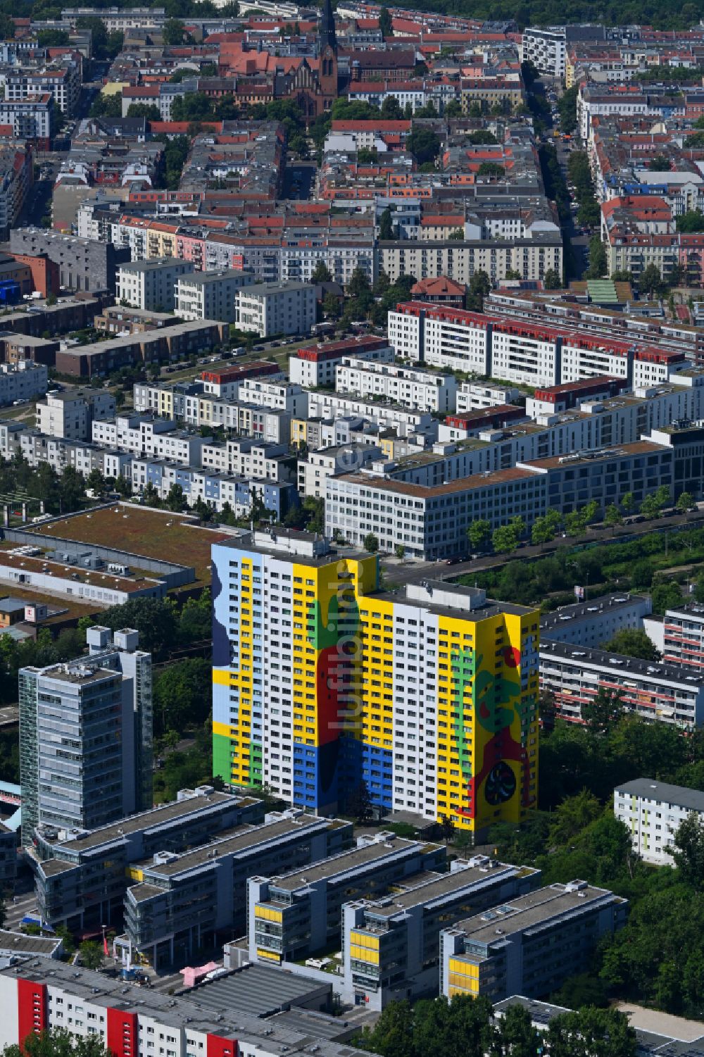 Berlin aus der Vogelperspektive: Hochhaus- Gebaude im Wohngebiet Gustavo- Haus in Berlin, Deutschland