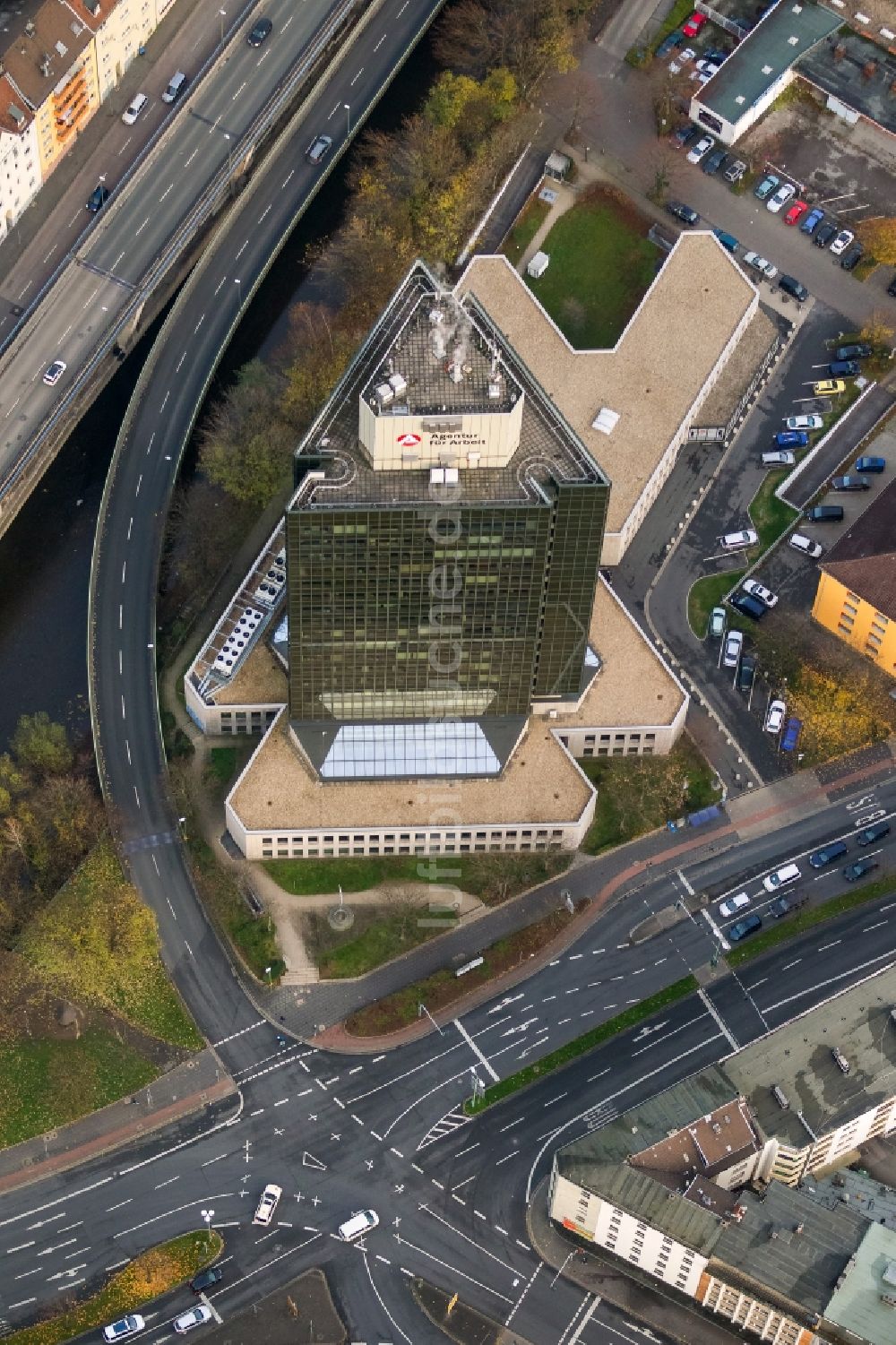 Hagen aus der Vogelperspektive: Hochhaus- Gebäude des Arbeitsamtes der Behörde Agentur für Arbeit in Hagen in Nordrhein-Westfalen