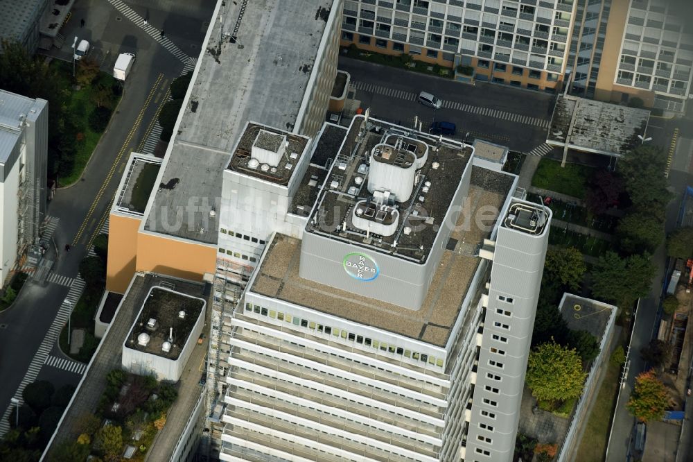 Berlin von oben - Hochhaus- Gebäude Bayer Pharma AG an der Müllerstraße im Stadtteil Wedding in Berlin