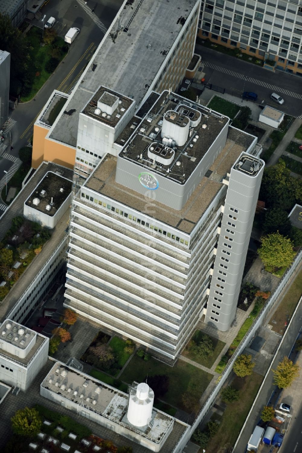 Berlin aus der Vogelperspektive: Hochhaus- Gebäude Bayer Pharma AG an der Müllerstraße im Stadtteil Wedding in Berlin