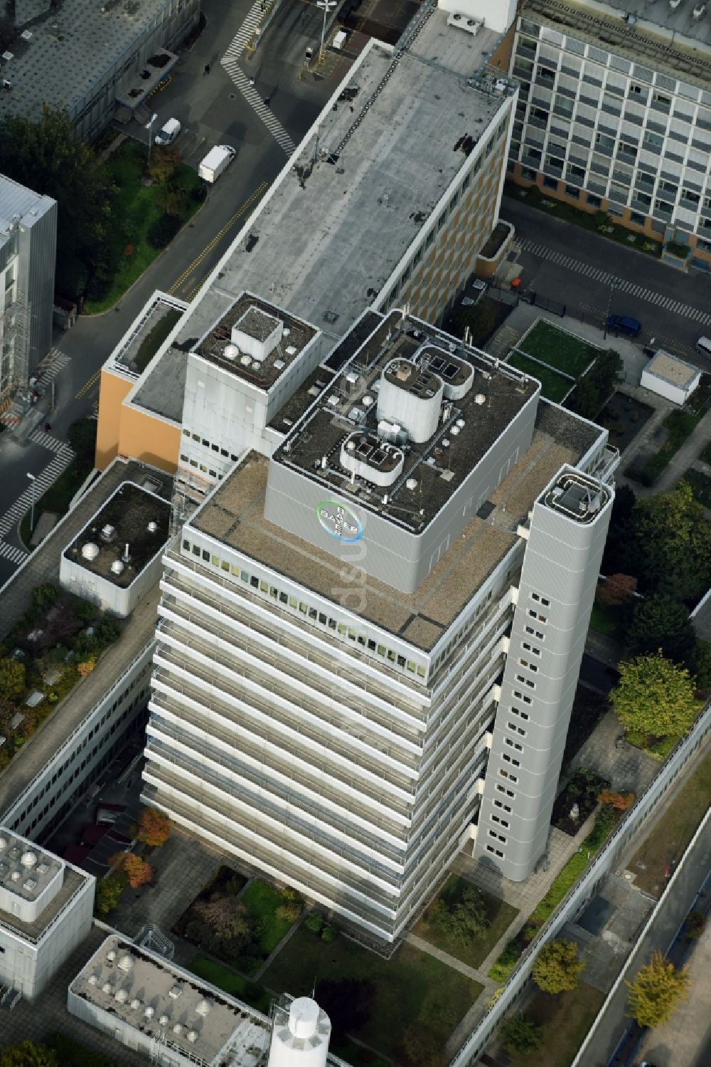 Luftbild Berlin - Hochhaus- Gebäude Bayer Pharma AG an der Müllerstraße im Stadtteil Wedding in Berlin