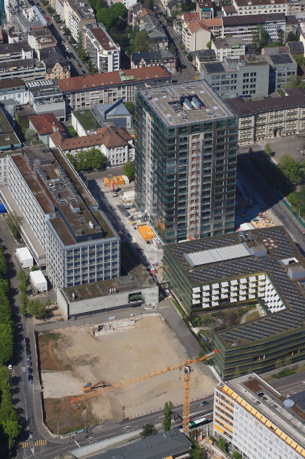 Luftaufnahme Basel - Hochhaus- Gebäude und Biozentrum der Universität Basel in Basel in der Schweiz