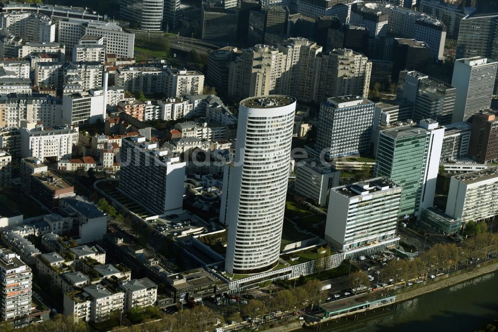 Luftaufnahme Paris - Hochhaus- Gebäude und Büroturm am Ufer des Flusses Senne in Paris in Ile-de-France, Frankreich