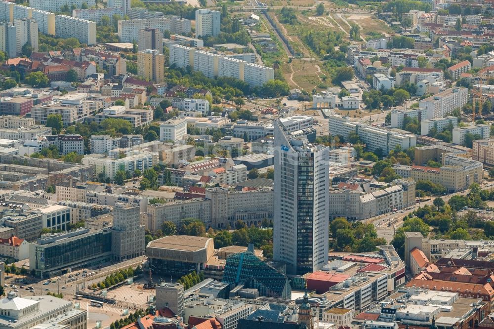 Leipzig von oben - Hochhaus- Gebäude City-Hochhaus am Augustusplatz in Leipzig im Bundesland Sachsen