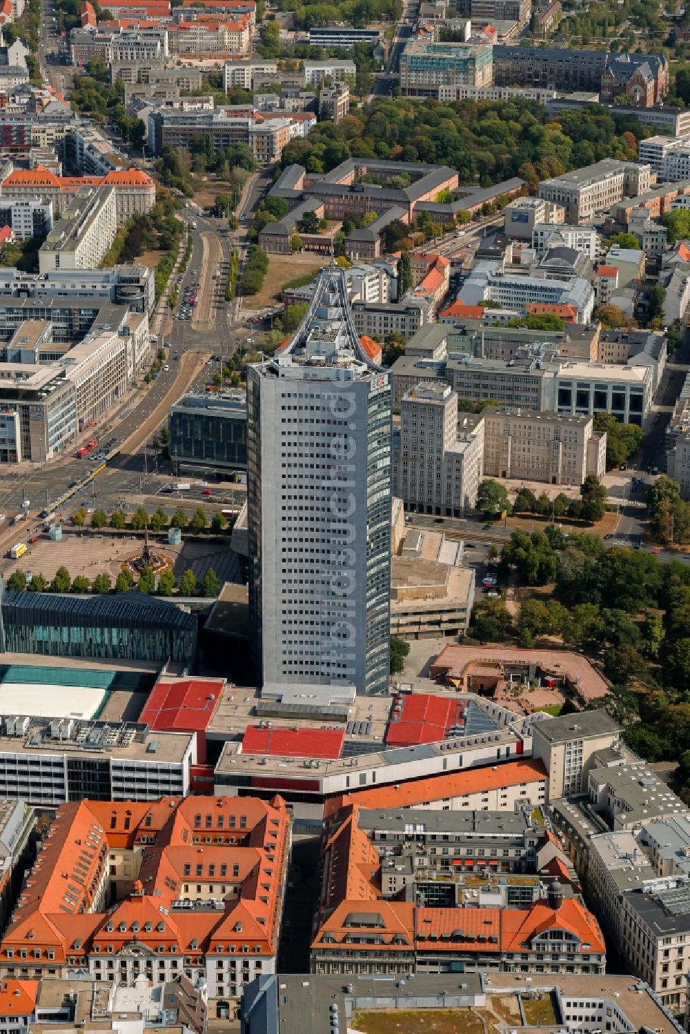 Leipzig aus der Vogelperspektive: Hochhaus- Gebäude City-Hochhaus am Augustusplatz in Leipzig im Bundesland Sachsen