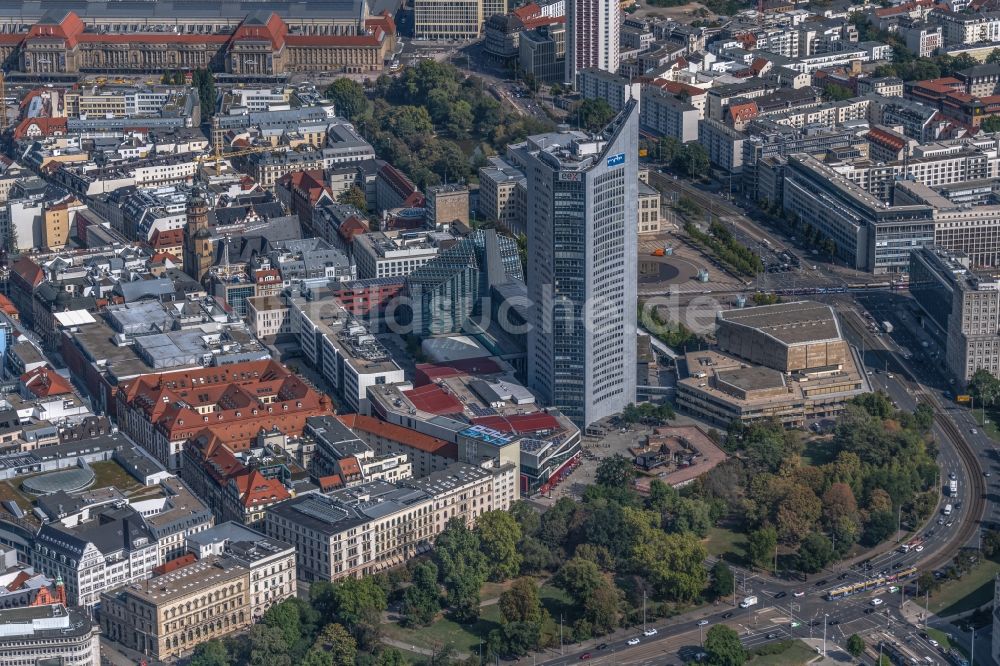 Leipzig von oben - Hochhaus- Gebäude City-Hochhaus am Augustusplatz in Leipzig im Bundesland Sachsen