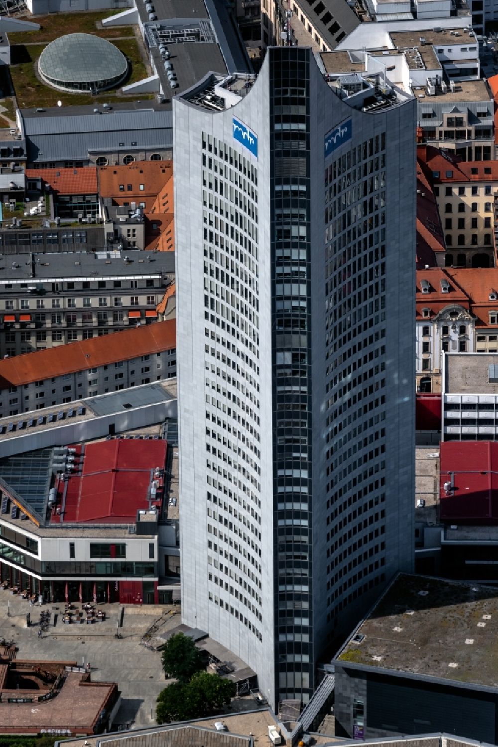 Leipzig von oben - Hochhaus- Gebäude City-Hochhaus am Augustusplatz in Leipzig im Bundesland Sachsen