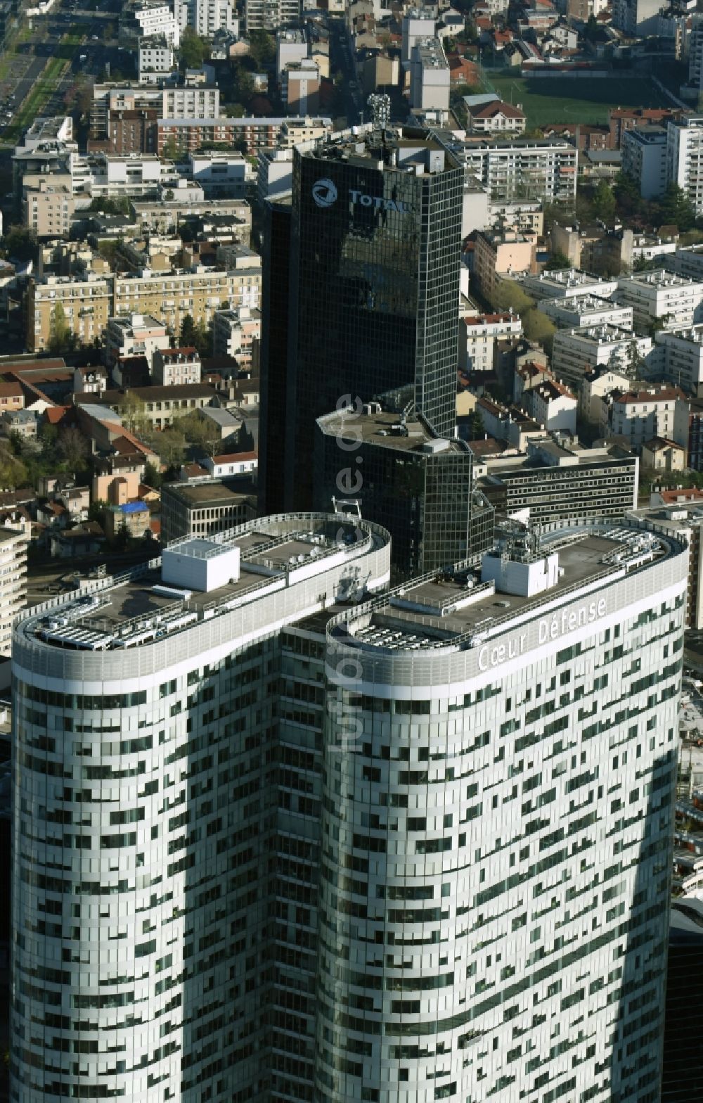 Paris von oben - Hochhaus- Gebäude Coeur Defense im Büro- und Hochhaus- Viertel La Defense in Paris in Ile-de-France, Frankreich