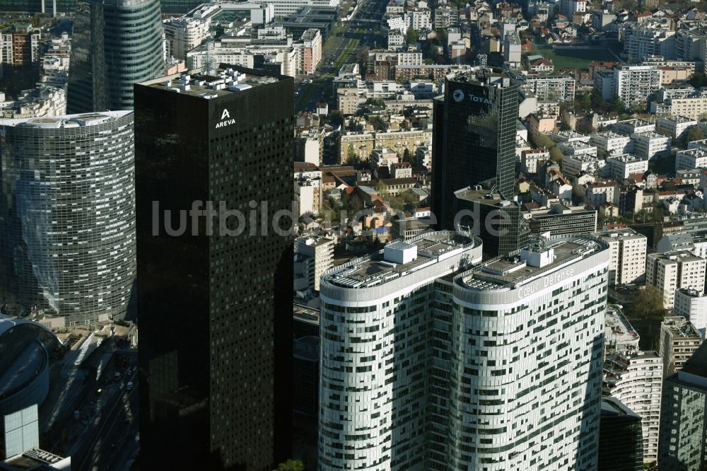 Paris aus der Vogelperspektive: Hochhaus- Gebäude Coeur Defense im Büro- und Hochhaus- Viertel La Defense in Paris in Ile-de-France, Frankreich