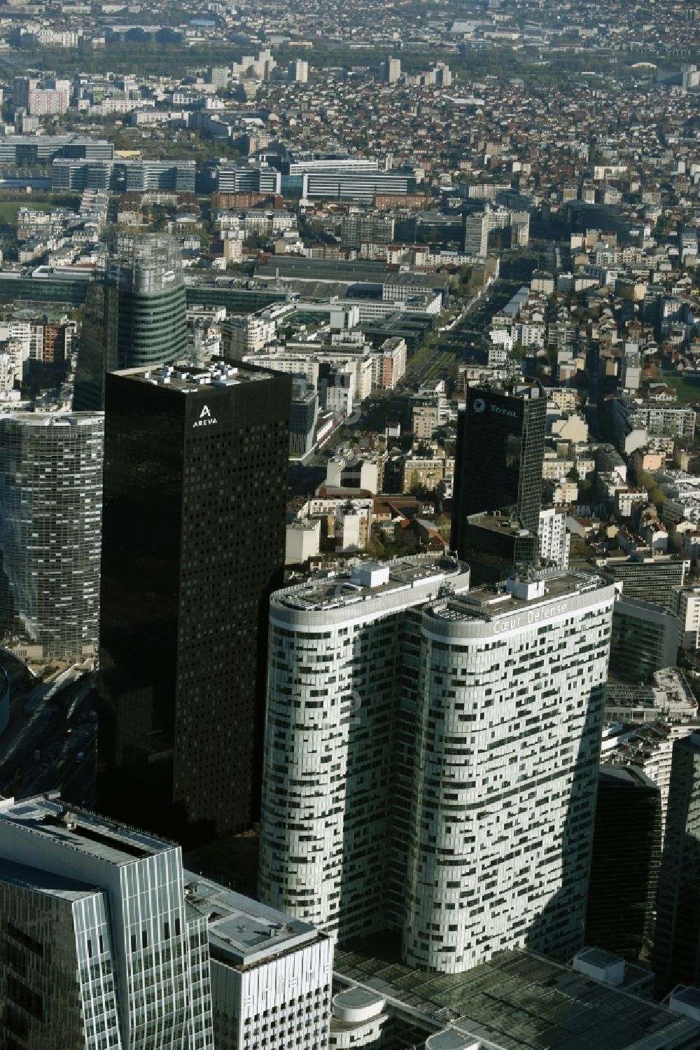 Luftbild Paris - Hochhaus- Gebäude Coeur Defense im Büro- und Hochhaus- Viertel La Defense in Paris in Ile-de-France, Frankreich