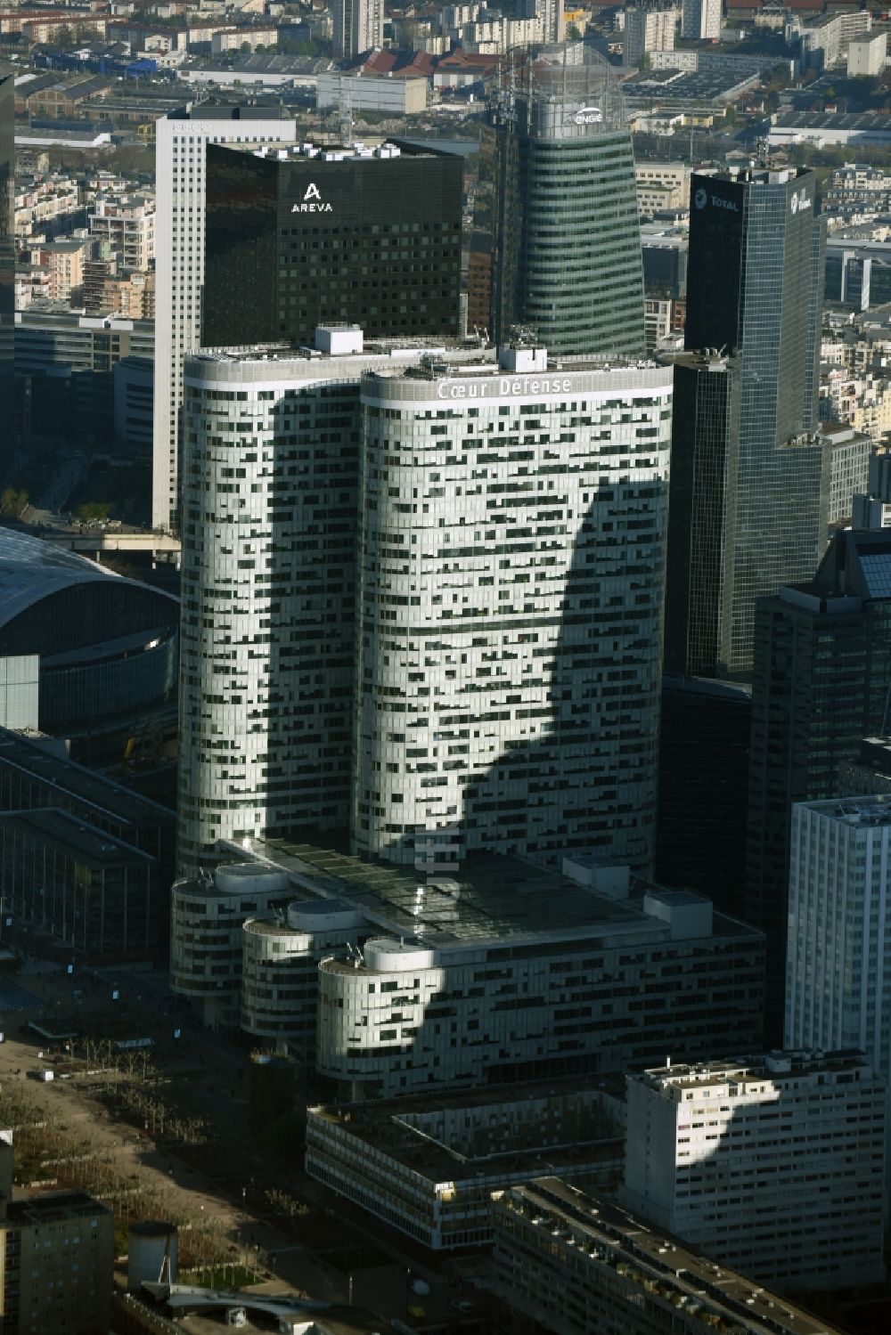 Paris aus der Vogelperspektive: Hochhaus- Gebäude Coeur Defense im Büro- und Hochhaus- Viertel La Defense in Paris in Ile-de-France, Frankreich