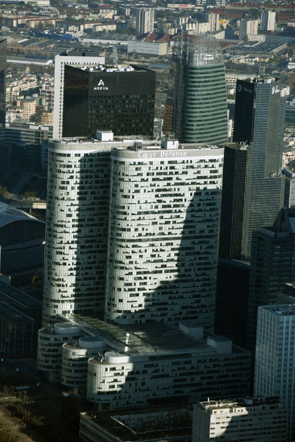 Luftbild Paris - Hochhaus- Gebäude Coeur Defense im Büro- und Hochhaus- Viertel La Defense in Paris in Ile-de-France, Frankreich