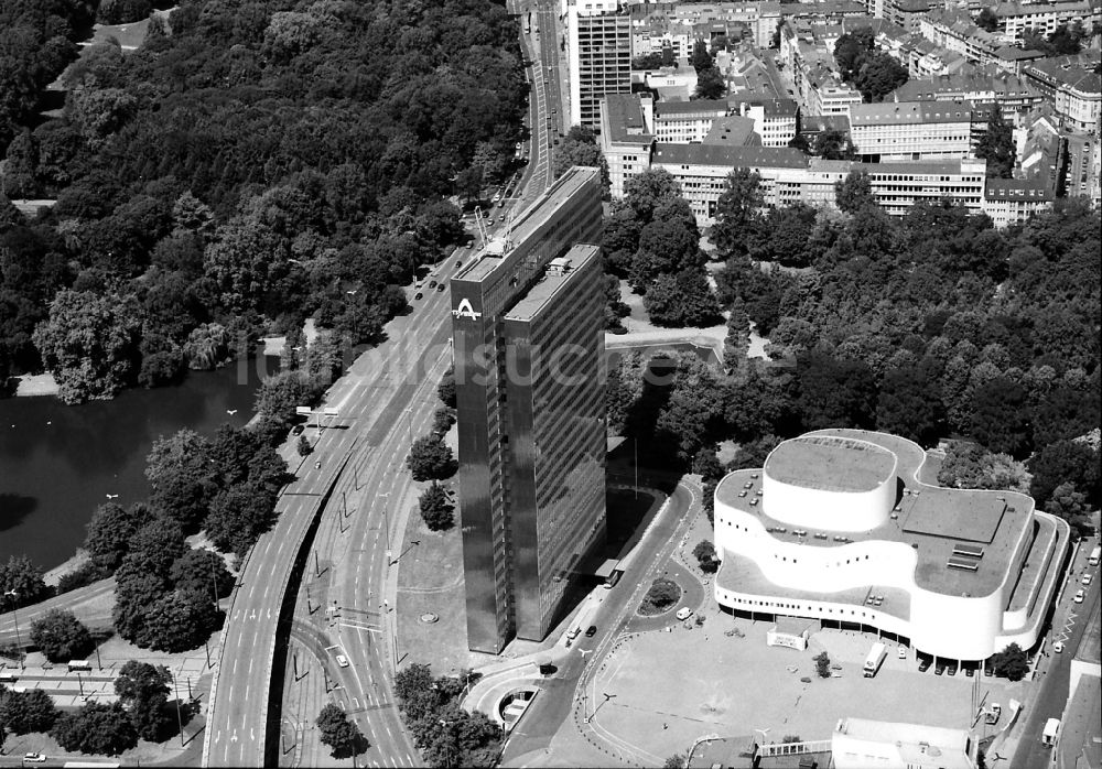 Luftaufnahme Düsseldorf - Hochhaus- Gebäude Dreischeibenhaus entlang der Berliner Allee in Düsseldorf im Bundesland Nordrhein-Westfalen, Deutschland