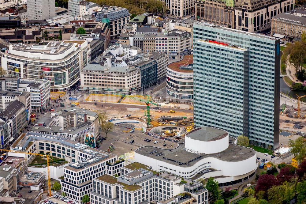 Luftbild Düsseldorf - Hochhaus- Gebäude Dreischeibenhaus in der Stadtmitte von Düsseldorf im Bundesland Nordrhein-Westfalen