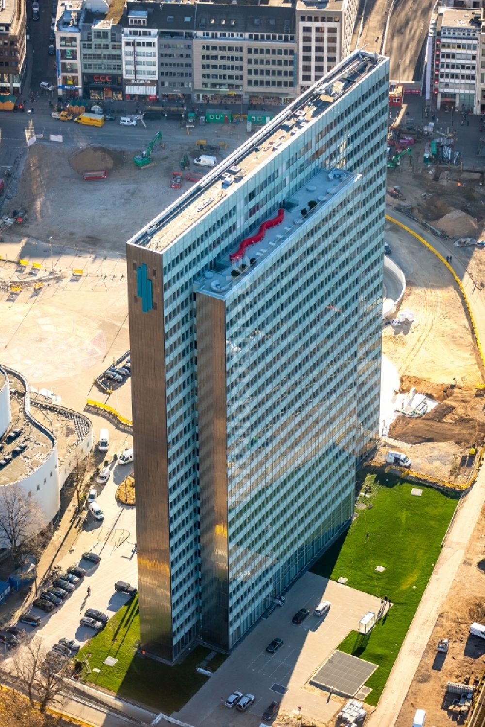 Luftaufnahme Düsseldorf - Hochhaus- Gebäude Dreischeibenhaus in der Stadtmitte von Düsseldorf im Bundesland Nordrhein-Westfalen